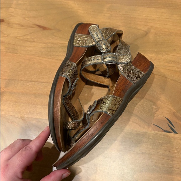 $195 SAS Pampa Toe Loop Sandal Metallic Women’s Size 6.5 - Picture 4 of 8